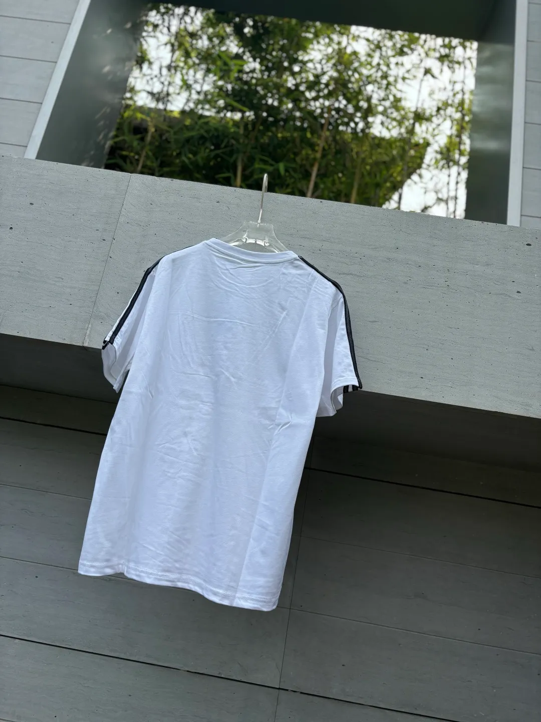 🈴 𝟮Color Collection 𝟬𝟱𝟰𝟯#Exclusive real shot/difference between various stolen pictures and online version on the market [𝗮𝗱𝗶𝗱𝗮𝘀 Adidas Clover men's and women's digital embroidery sports loose round neck T-shirt short sleeves, selected soft cotton fabric, skin-friendly, Breathable, super comfortable to wear. ✅Full set of 1:1 customized accessories ➕Customized three-label ➕𝗬𝘂𝗮𝗻 version hang tag ➕𝗹𝗼𝗴𝗼 packaging bag🔥 ➕Scan the tag to enter the official website. ✅Top version, ins Xiaohongshu Kuaishou = lots of bloggers wear it. ✅Adidas’ absolute Hot Sale star Same Style Details are online, feel free to compare! The iconic Adidas logo embellishes the chest, highlighting the brand's charm. Fixed color and classic three-bar stripes, classic will never go out of style! Versatile is not picky, the original model is perfect for the upper body, so buy it with your eyes closed! ✅The striped elements on both sides of the sleeves add a sporty and fashionable feel, making it easily adaptable to various sports or daily leisure scenes. Whether you are running for fitness or hanging out on the street, it can keep you full of energy without losing the sense of fashion. ✅Complete sizes to meet the needs of different body shapes! Color; White Black Size S-XXL